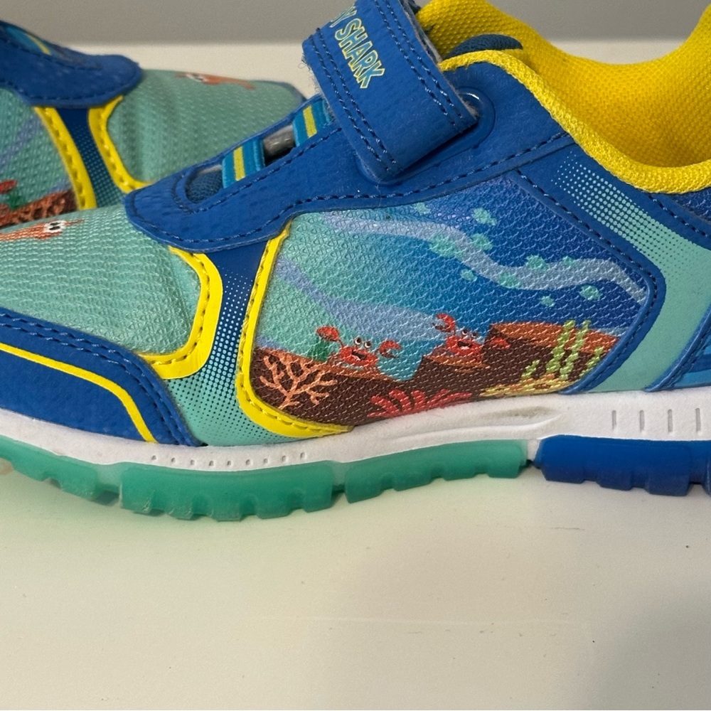 Baby Shark Kids Sneakers - Light Up - Picture 5 of 9